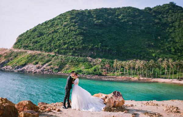 10 năm yêu nhau chưa từng được nhận 1 bó hoa, cô nàng vẫn quyết theo chàng về dinh